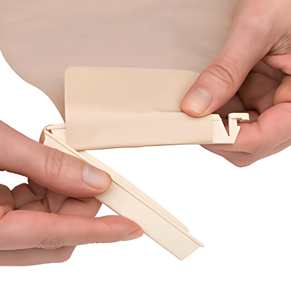 offers a secure, leak-proof design with an opaque bag for added privacy